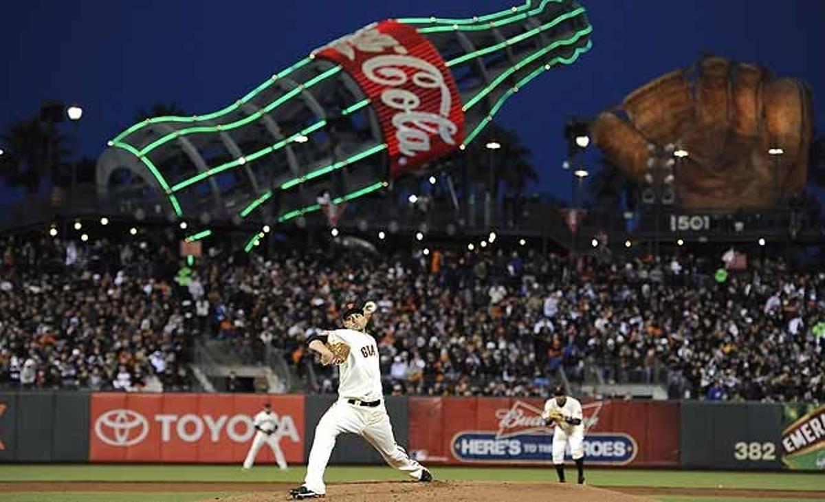 El llançador dels Gigantes Jonathan Sanchez llança una bola durant la quarta entrada del partit davant els Dodgers a l’ATT Park de San Francisco, Califòrnia (Estats Units).