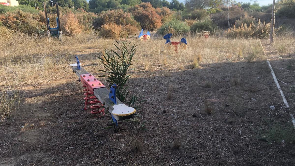 Parque infantil, por llamarlo de alguna manera, en Villamartín, en Orihuela Costa.