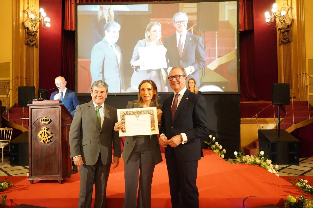El Real Círculo de la Amistad entrega sus medallas e insignias de oro en el Día del Socio