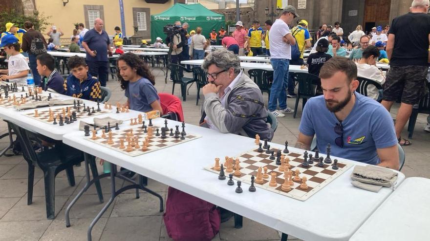 Batalla campal en Las Palmas de Gran Canaria: 150 ajedrecistas retan a grandes maestros y jugadores en una simultánea en Santa Ana