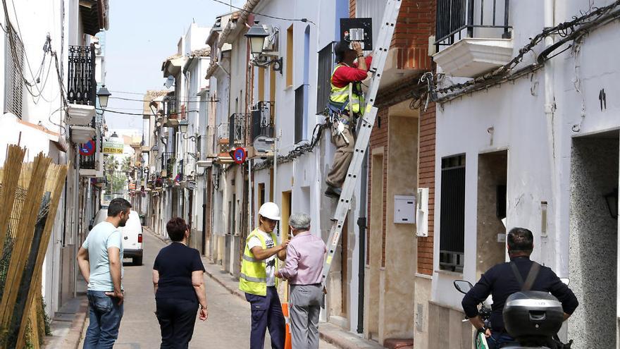 La alcaldesa presencia el cambio de bombillas.