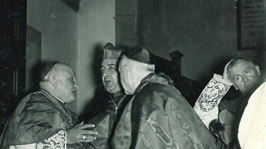 Toma del capelo cardenalicio de Fernando Quiroga Palacios (abajo, en el centro) en Roma en 1953. Entre los asistentes, José Luis Blanco, autor de la foto de Roncalli en Santiago en 1954, arriba a la izda. En la tercera fila, a la izquierda, Precedo Lafuente y Chao Rego. En la segunda fila, segundo por la izquierda, Guerra Campos. Abajo, flanqueando a Quiroga, dos hermanas del cardenal y el entonces alcalde de Santiago, Enrique Otero Aenlle.