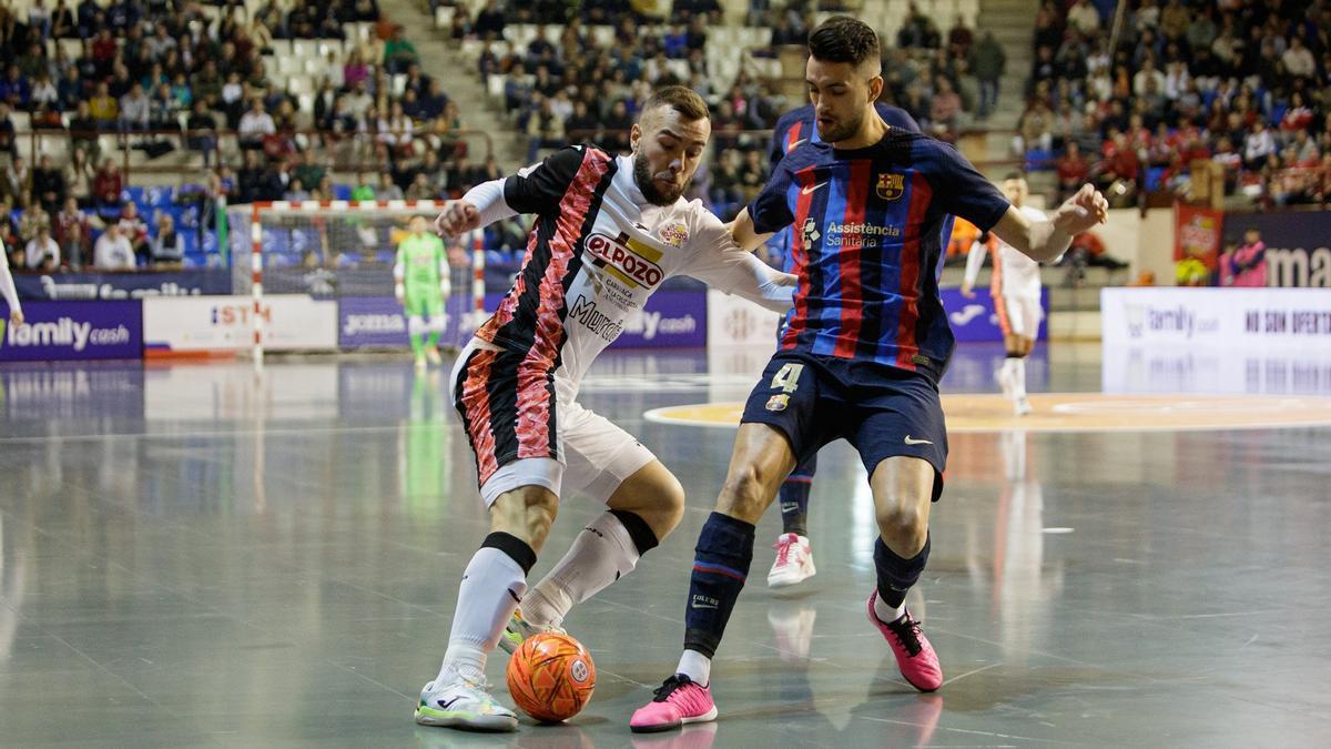 Rafa Santos, peleando el balón durante el encuentro