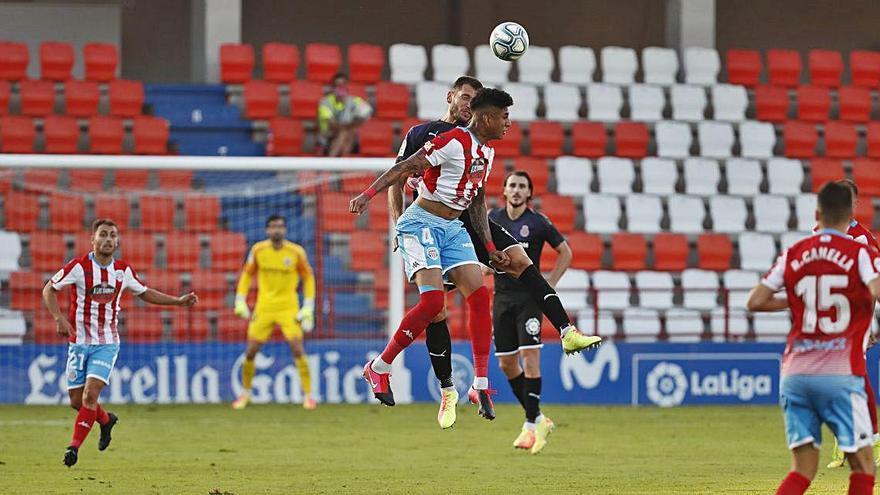 Pedro Alcalá salta amb Marcelo Djalo per una pilota.