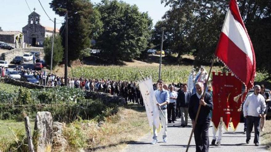 Procesión mariana ayer en la localidad agoladense de Ventosa. // Bernabé/Gutier