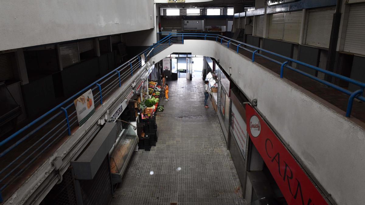 Interior del mercado de Santa Lucía.