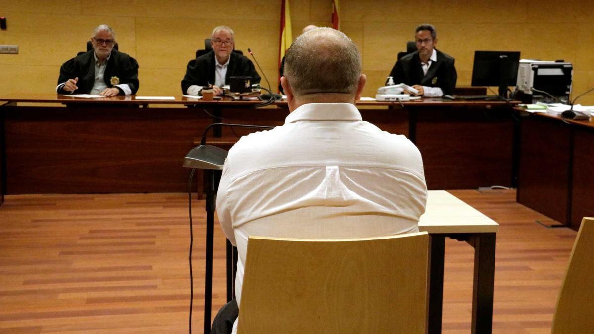 D'esquenes, l'acusat d'abusar sexualment de la fillastra a Vidreres.