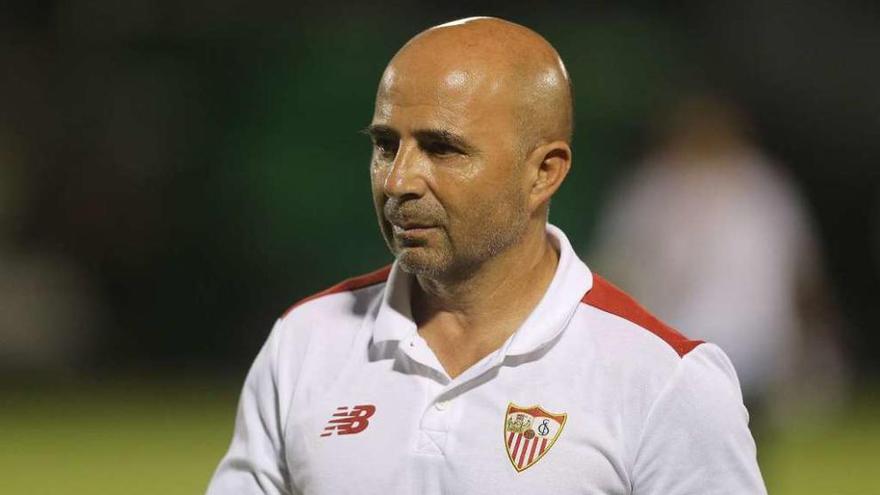 Jorge Sampaoli, entrenador del Sevilla, durante un partido de pretemporada. // Álex Menéndez