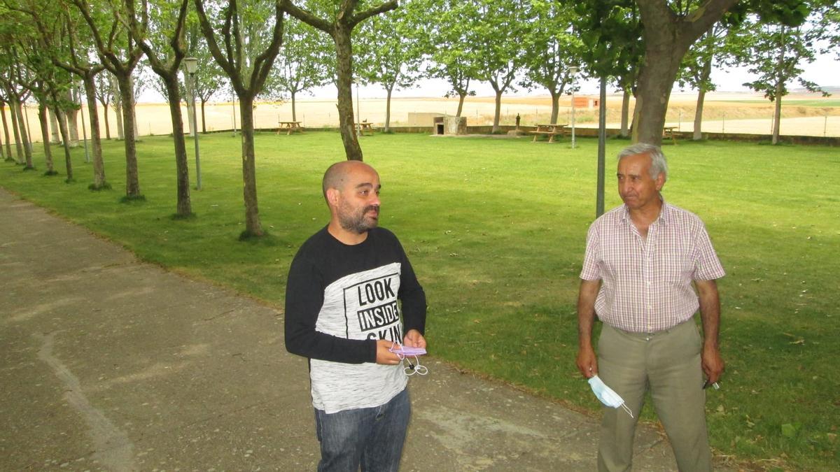 Folgado, durante la visita a Vezdemarbán junto al alcalde del municipio.