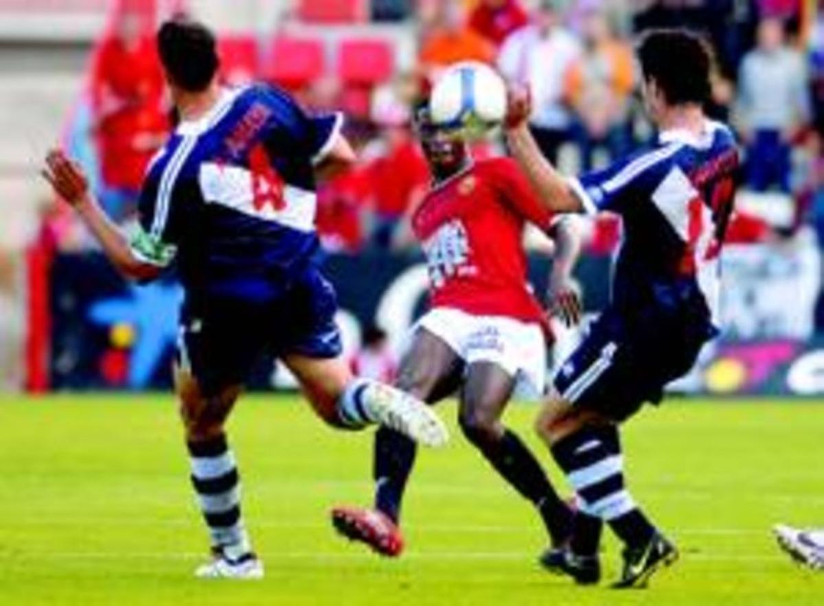 Diop, al centre, intenta una passada entre Amaya i Enguix durant el partit d’ahir al Nou Estadi. Diop, al centre, intenta una passada entre Amaya i Enguix durant el partit d’ahir al Nou Estadi.