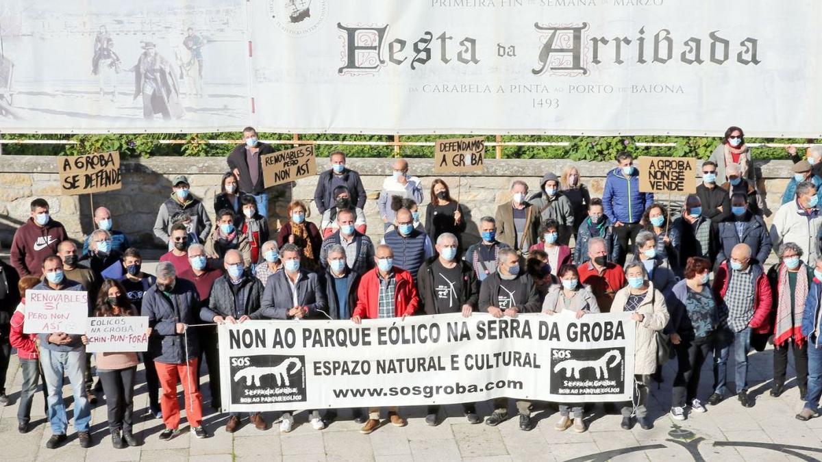 Cuatro alcaldes, una docena de concejales y decenas de vecinos se concentraron ayer ante el Concello de Baiona. |   // MARTA G. BREA