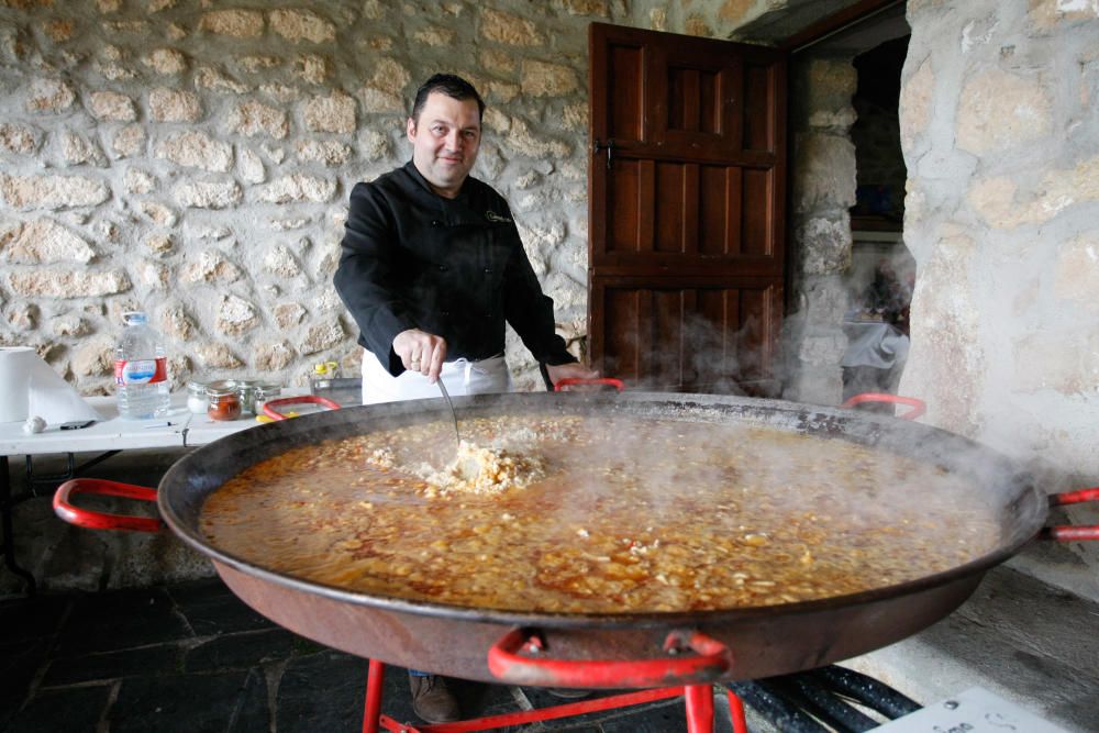 Comida de Valderrey en el salón junto a la ermita