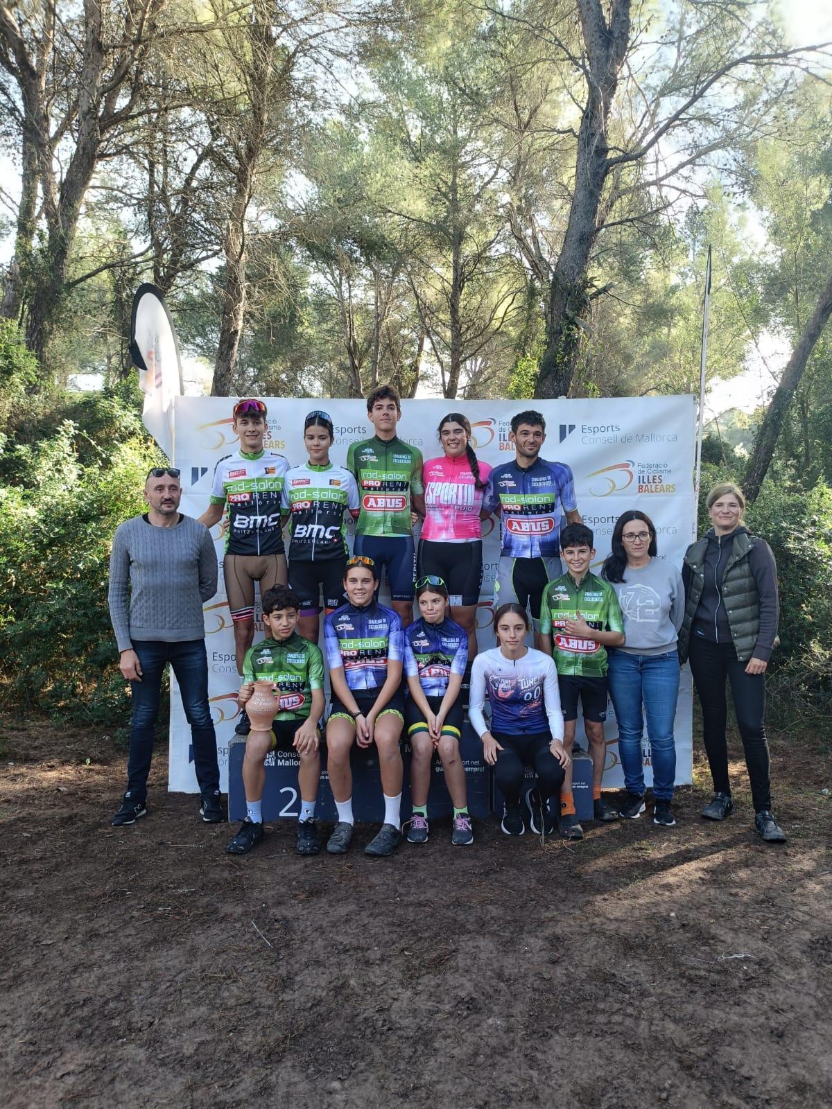 Los mejores posan en el podio.