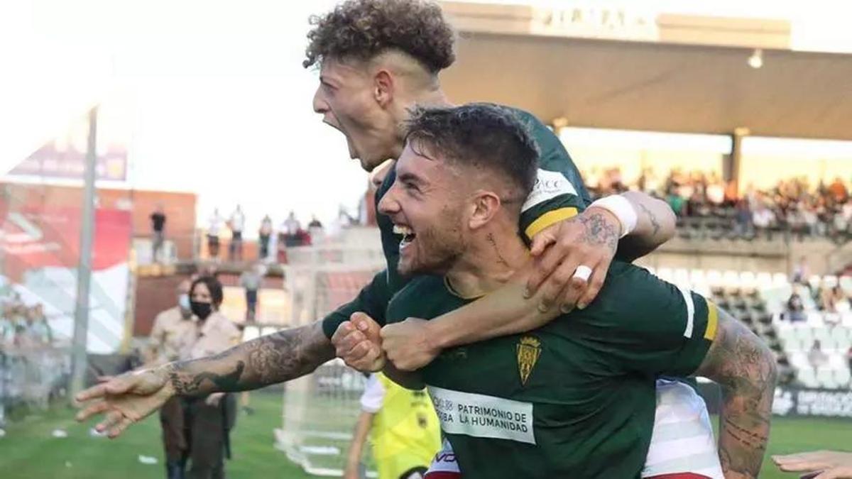 Antonio Casas y Simo Bouzaidi celebran el gol del rambleño en Mérida, el día del ascenso.