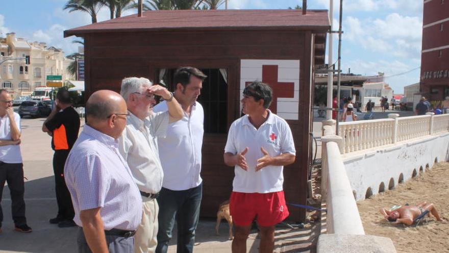 Cruz Roja rescata a 260 bañistas en Torrevieja en un verano &quot;tranquilo&quot;