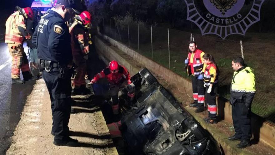 Fallece un joven al volcar su coche en una acequia en Castellón