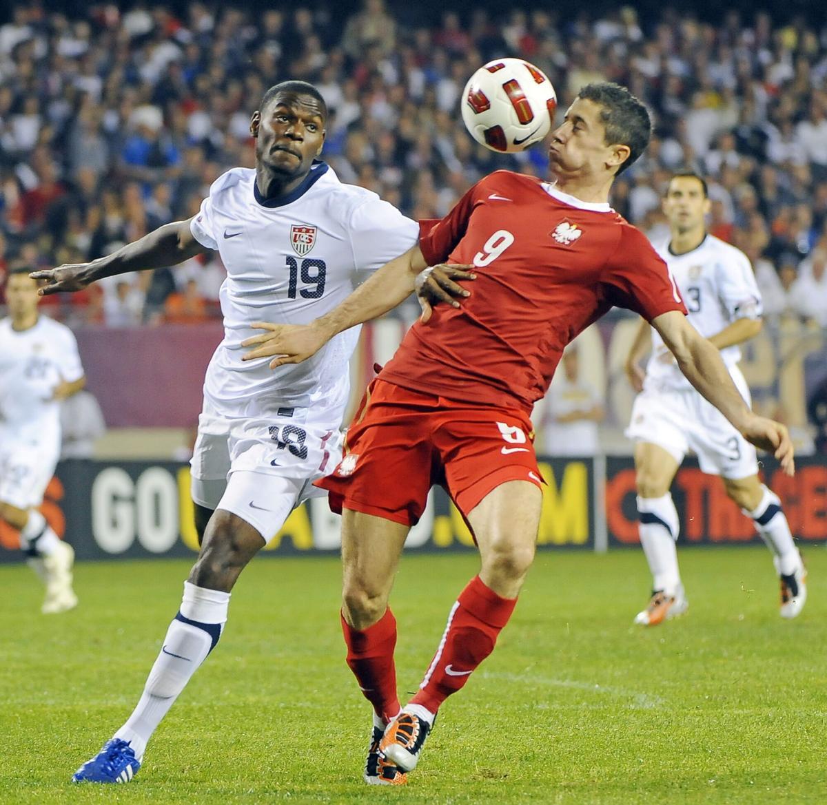 THM02. CHICAGO (IL,EEUU), 09/10/2010.- El jugador estadounidense Maurice Edu (i) lucha por el balón con el polaco Robert Lewandowski durante un partido amistoso que se disputa hoy, 9 de octubre de 2010, en el Soldier Field de Chicago, Illinois (EEUU). EFE/TANNEN MAURY. HORIZONTAL