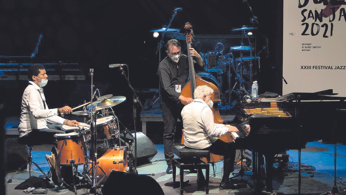 Monty Alexander Trio se llevó a lo largo de la noche del pasado sábado varias ovaciones del público asistente al Festival de Jazz de San Javier.