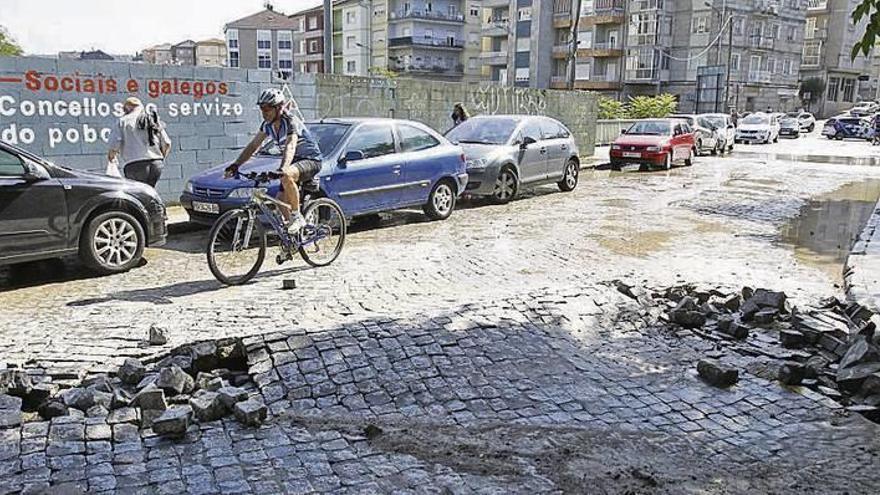 Un reventón inunda el entorno de As Burgas y deja sin suministro el edificio de la Plaza
