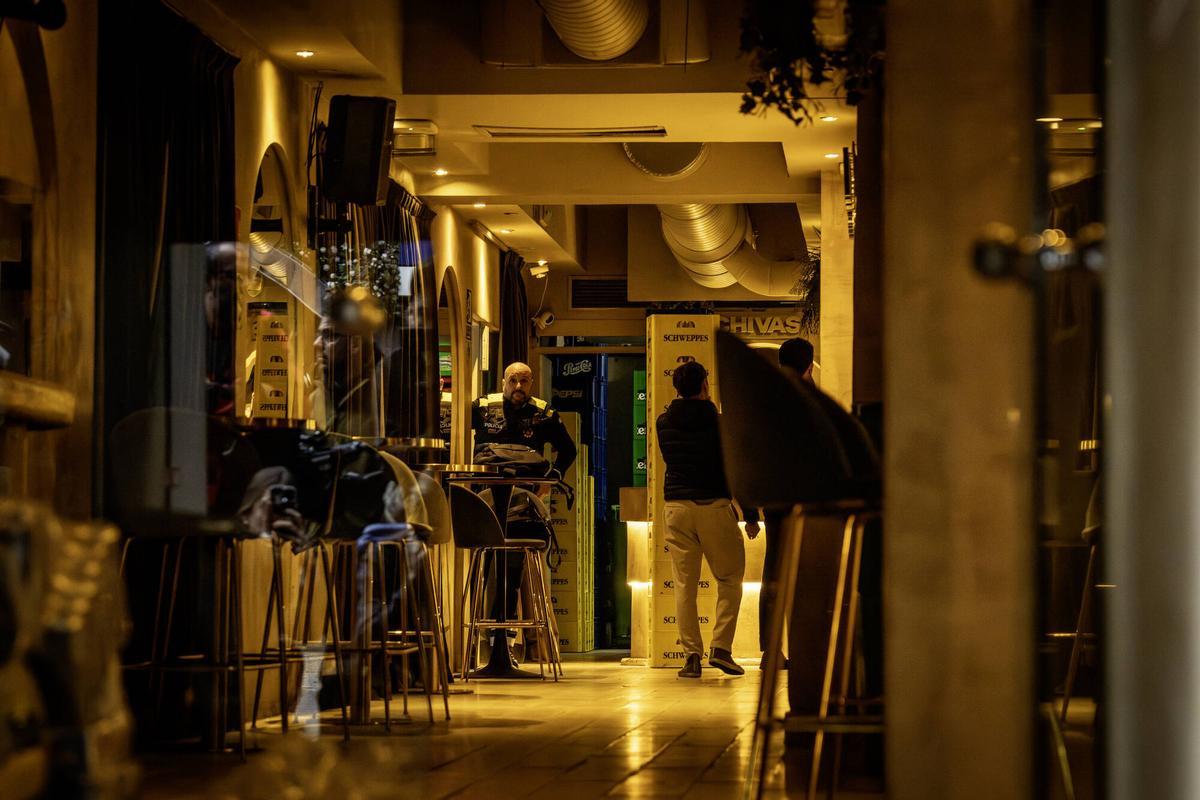 Barcelona vuelve a precintar el bar de Tuset donde Piqué y Clara Chía se conocieron. Imágenes de este 5 de noviembre de 2025.