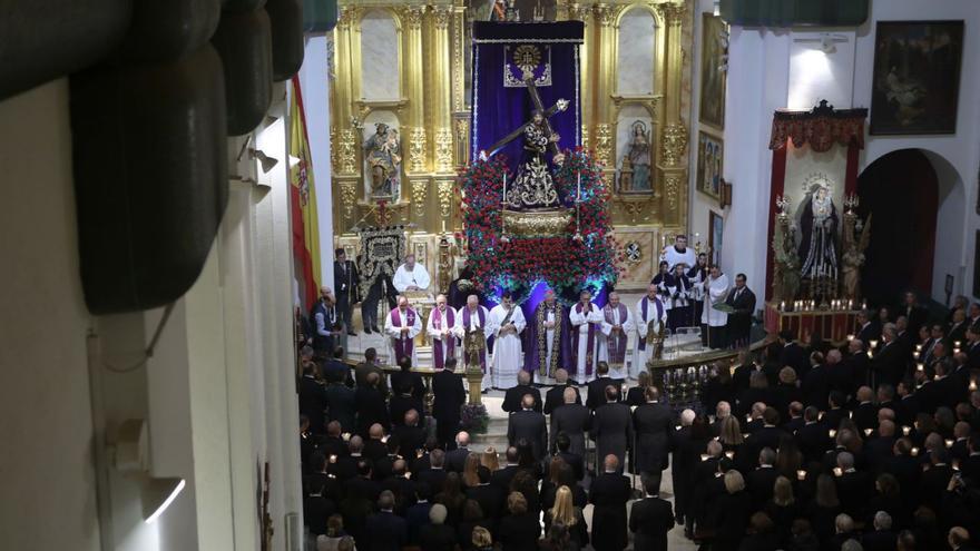 El Miserere marrajo congregó en la iglesia de Santo Domingo a decenas de cofrades. | LOYOLA PÉREZ DE VILLEGAS