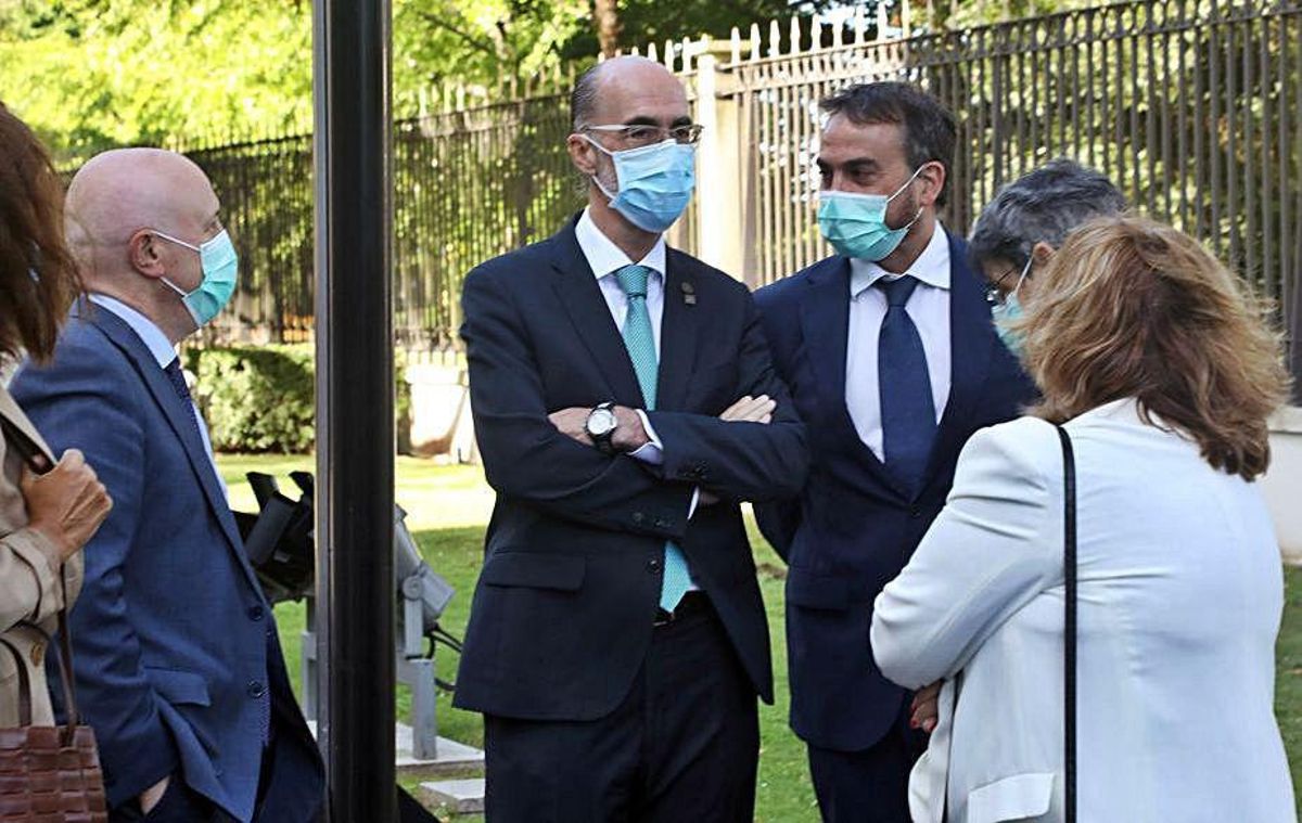 Feijóo justifica que Almuíña quería irse y que cesó a Pomar para no crear más consellerías