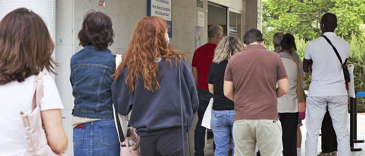 Colas a las puertas de un centro de especialidades y aglomeración en un centro de salud. | RAFA ARJONES