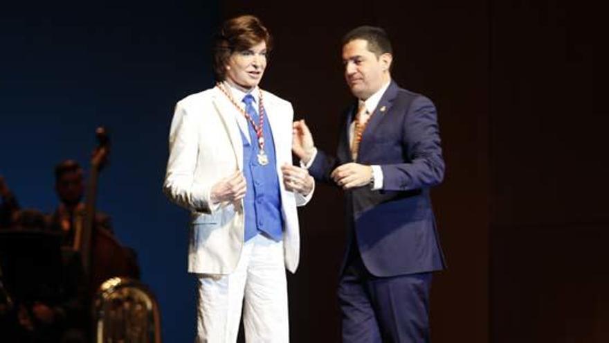 Camilo Sesto recibe la Medalla de Oro de Alcoi