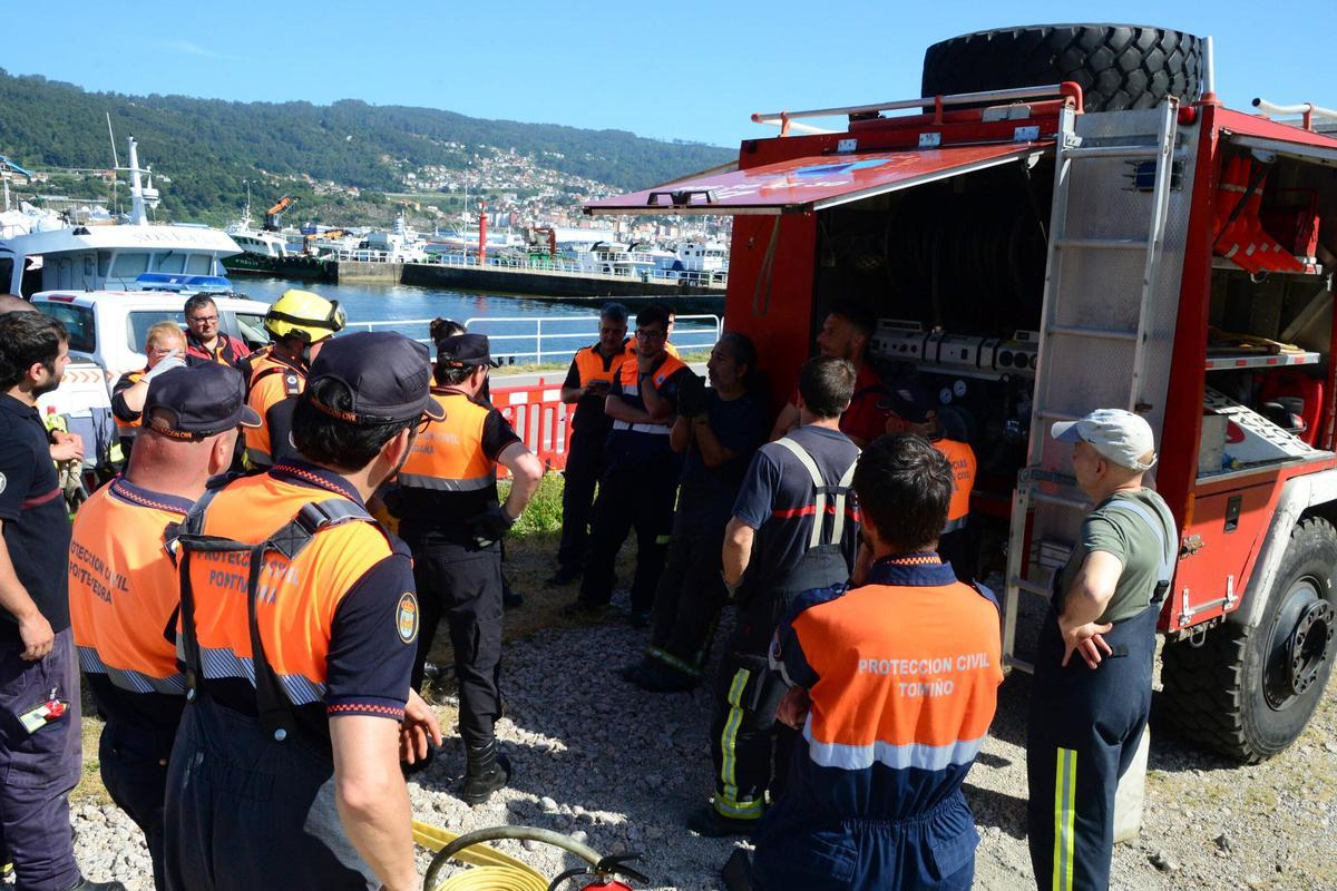 Voluntarios de Protección Civil de toda Galicia se forman contra el fuego en Domaio Voluntarios de Protección Civil de toda Galicia se forman contra el fuego en Domaio
