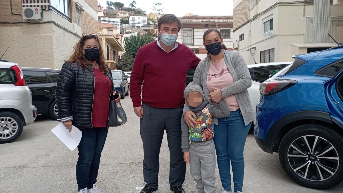 La responsable del distrito de Ciudad Jardín, Julia Guzmán; el concejal Avelino Barrionuevo, Marina Chamorro y su hijo, en la calle Sansón Carrasco.