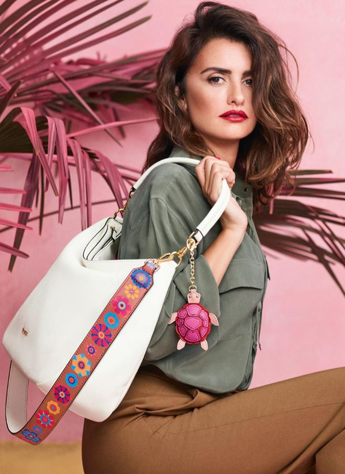 Carpisa: Penélope Cruz, bolso blanco