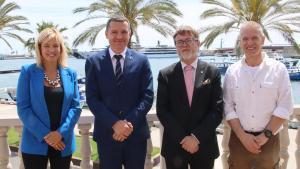 La concejal de Promoción Económica de Tarragona, Montse Adan, el conseller de Pesca de la Generalitat, Òscar Ordeig, el presidente del Port, Santiago Castellà, y el presidente de la Confraria de Pescadors, Esteve Ortiz, en el acto de este jueves en el Serrallo.