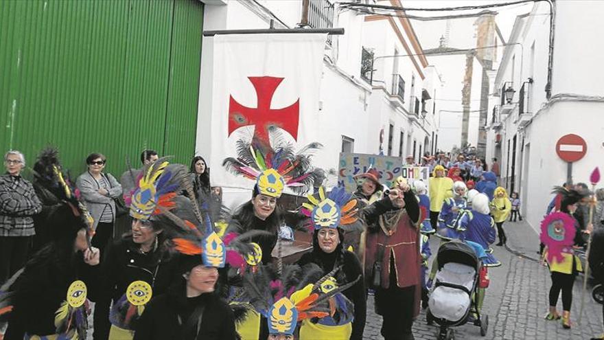 Medio centenar de comparsas participan en el gran desfile de La Fuente