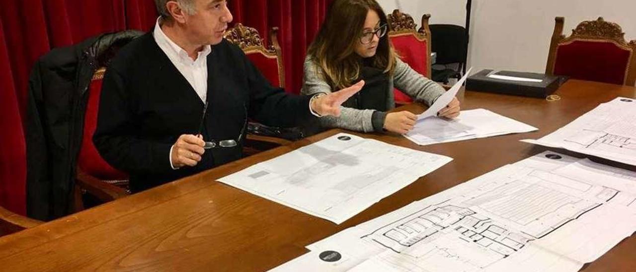 Durán y Nuria Morgade muestran el proyecto de la piscina de agua de mar de O Terrón. // Noé Parga