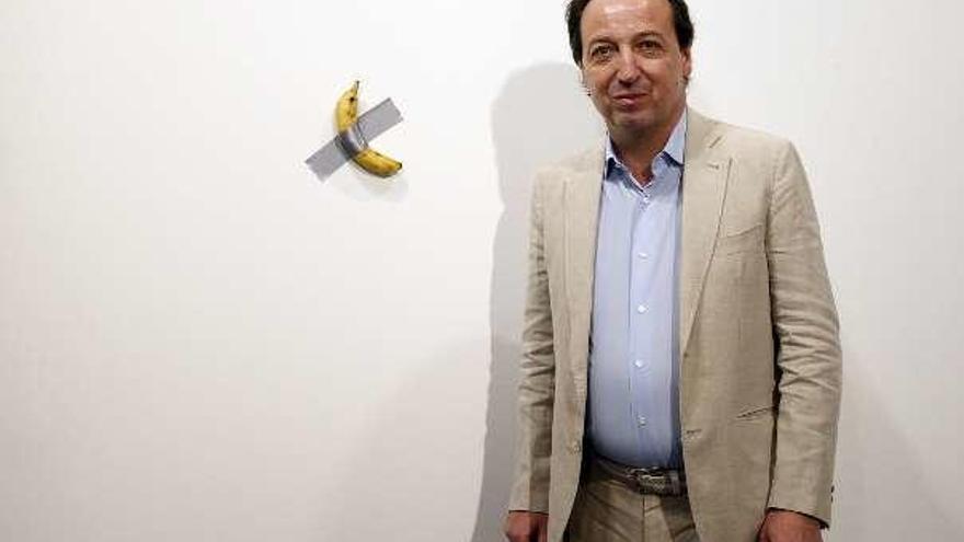 El galerista Emmanuel Perrotin, ante la obra. // Efe