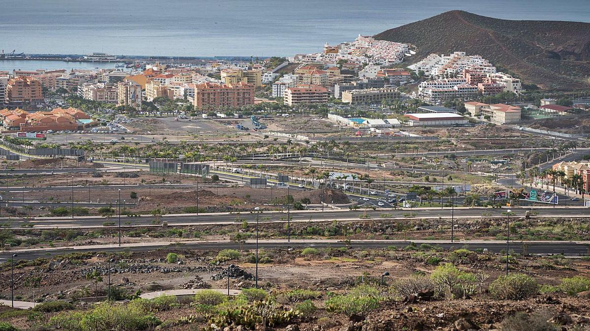 Calles y farolas ya terminadas pero que siguen sin ser aprobadas por el Ayuntamiento de Arona del Plan Parcial de El Mojón, en Los Cristianos.