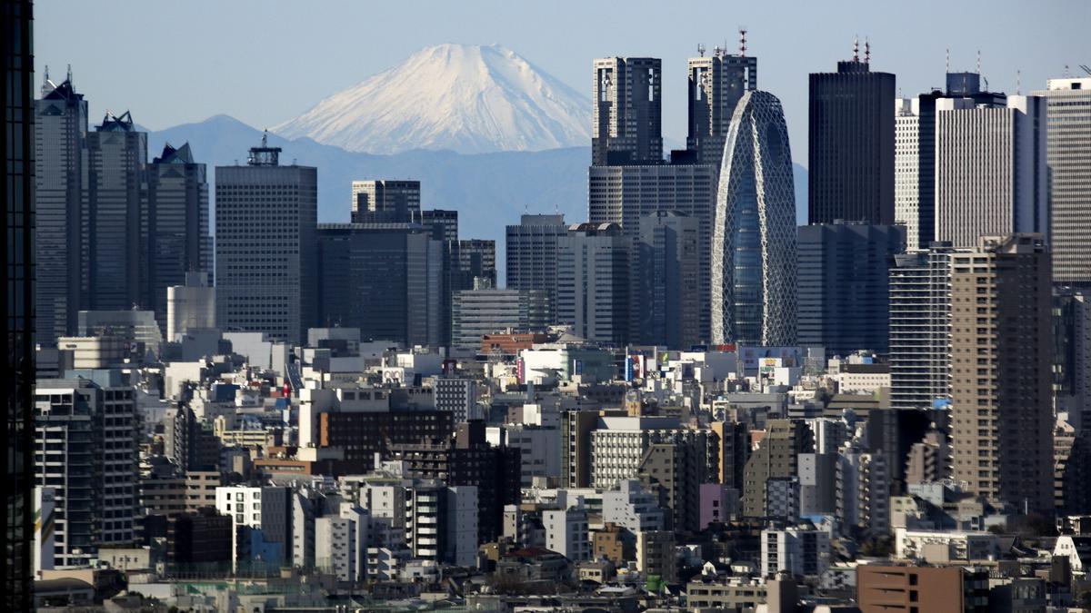 El Monte Fuji visto desde los rascacielos Shinjuku, en Tokio (Japón).