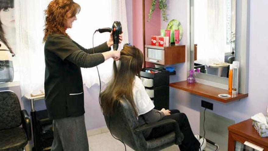 Belén Bermúdez, una peluquera de Lugo, ha puesto en marcha una imaginativa y solidaria fórmula para luchar contra el desempleo: un corte de pelo gratis para los parados y sus hijos; la peluquería gallega ofrece cortes de pelo gratis los miércoles para ayudar a estas personas que &quot;lo están pasando mal económicamente&quot;.