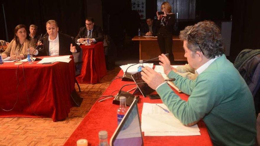 Rafael Domínguez se dirige al alcalde de Pontevedra durante el pleno municipal. // Rafa Vázquez