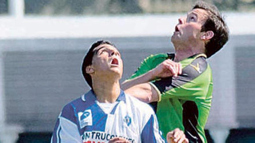 Una disputa por el balón en el partido entre el Universidad y el Tuilla.