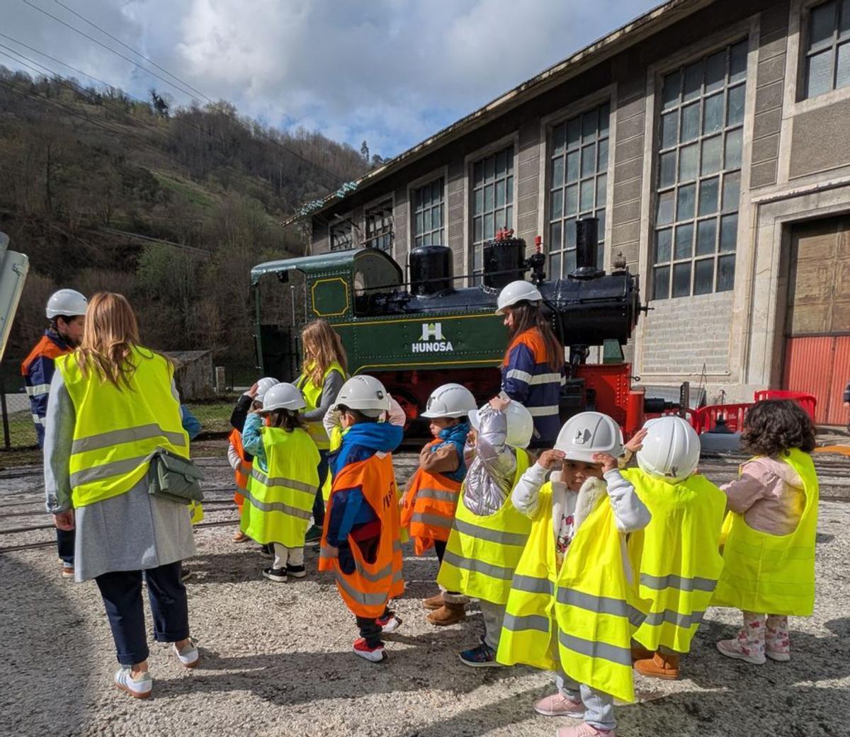 Un grupo de niños visitando el Pozo San José. | Cedida a LNE