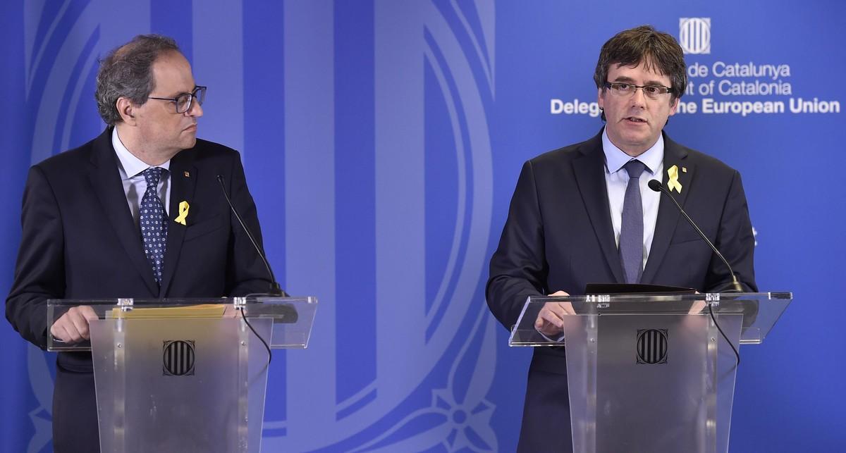 Pro-independence Catalan leader Quim Torra and former Catalan leader Carles Puigdemont hold a news conference in Brussels, Belgium, July 28, 2018. REUTERS/Eric Vidal