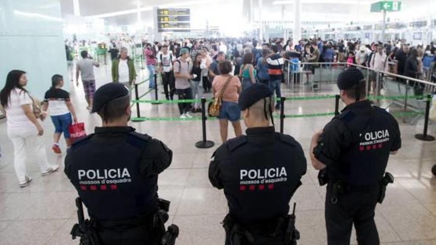 Tres mossos d&#039;esquadra vigilen els accessos als controls de seguretat del Prat.