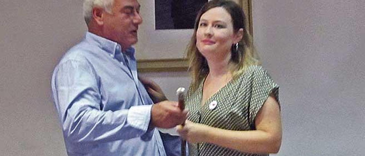 SebastiÃ  Pons (PP), el regidor de mÃ¡s edad, entrega la vara de alcaldesa a Rosa Bestard, el sÃ¡bado.