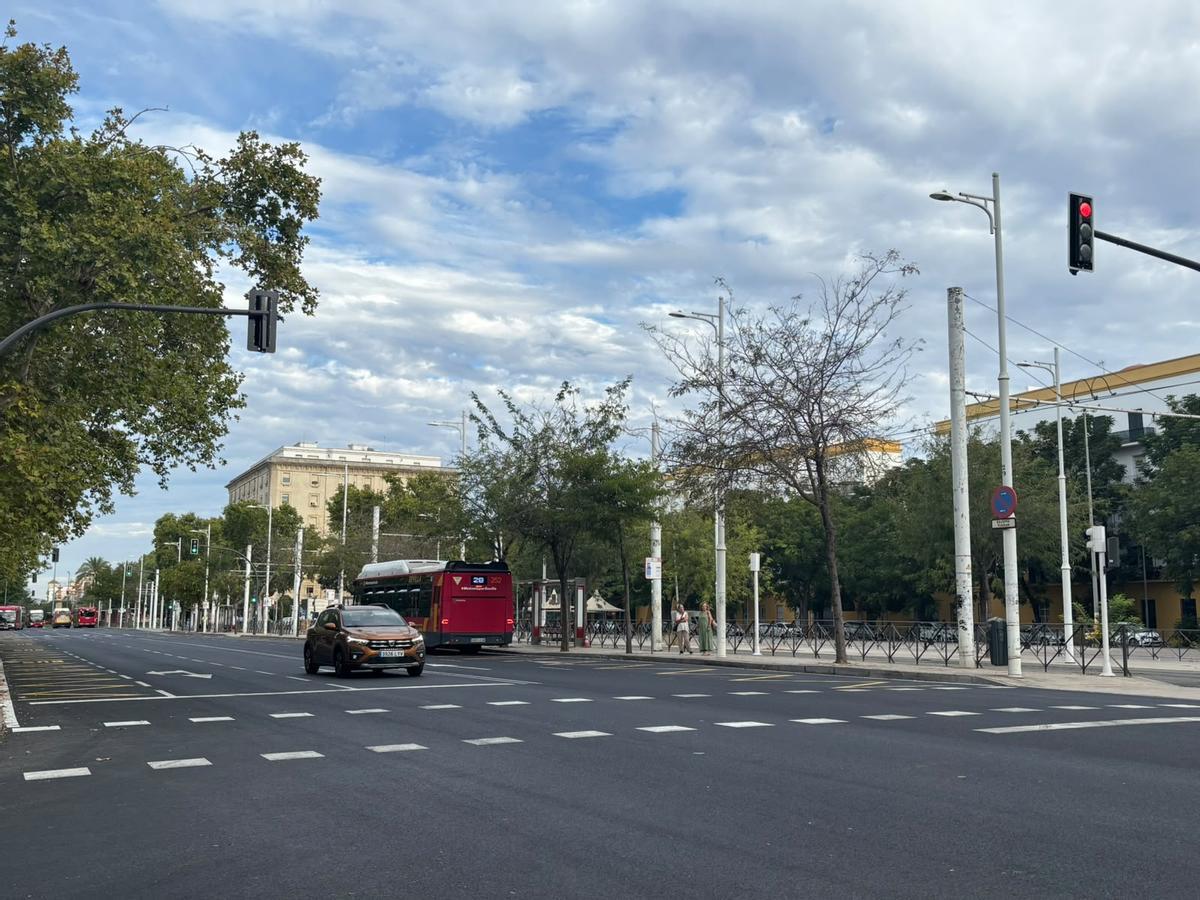Vehículos sobre la avenida Carlos V recién asfaltada.