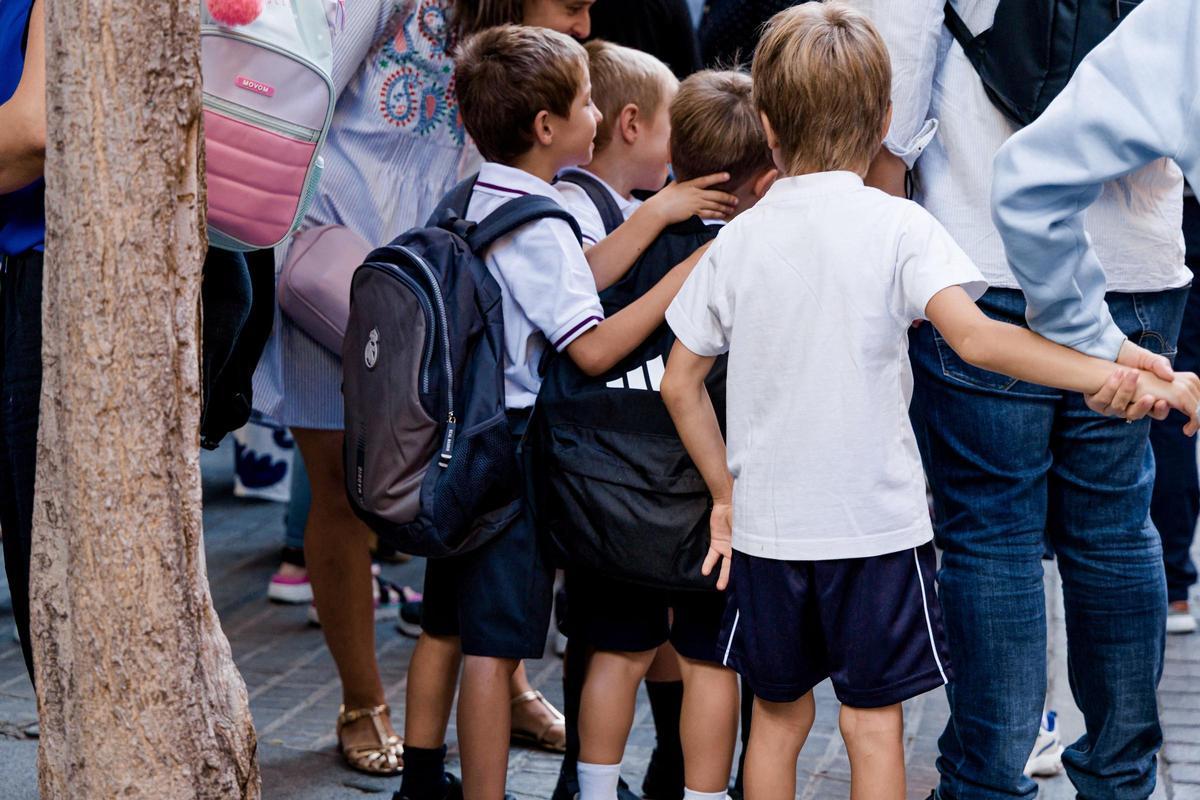 Varios alumnos a la llegada al primer día de colegio en la Comunidad de Madrid.