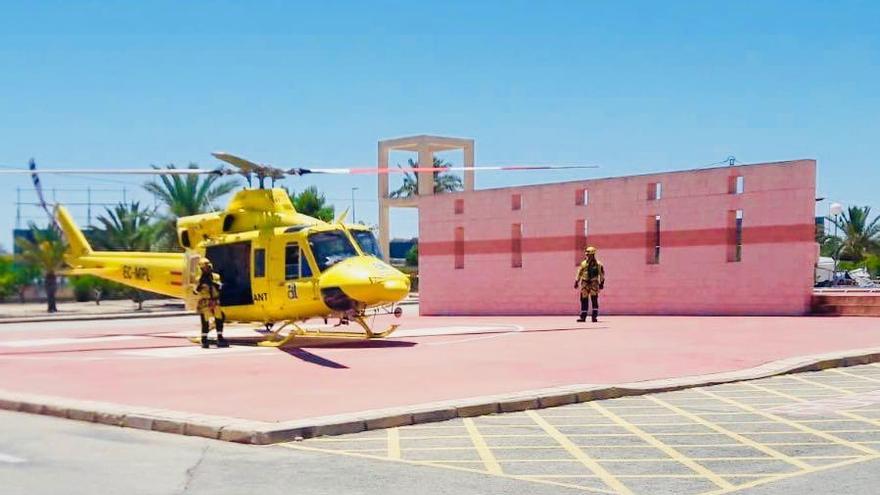 Momento en el que el helicóptero del Consorcio Provincial de Bomberos aterriza en Elche con el herido