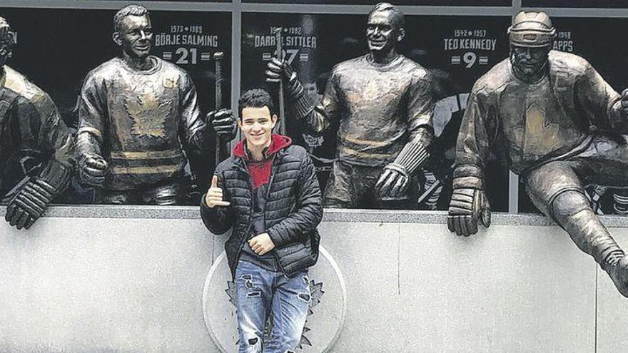 Sergio Fernández, antes de entrar a ver un partido de hockey, uno de los deportes nacionales de Canadá.