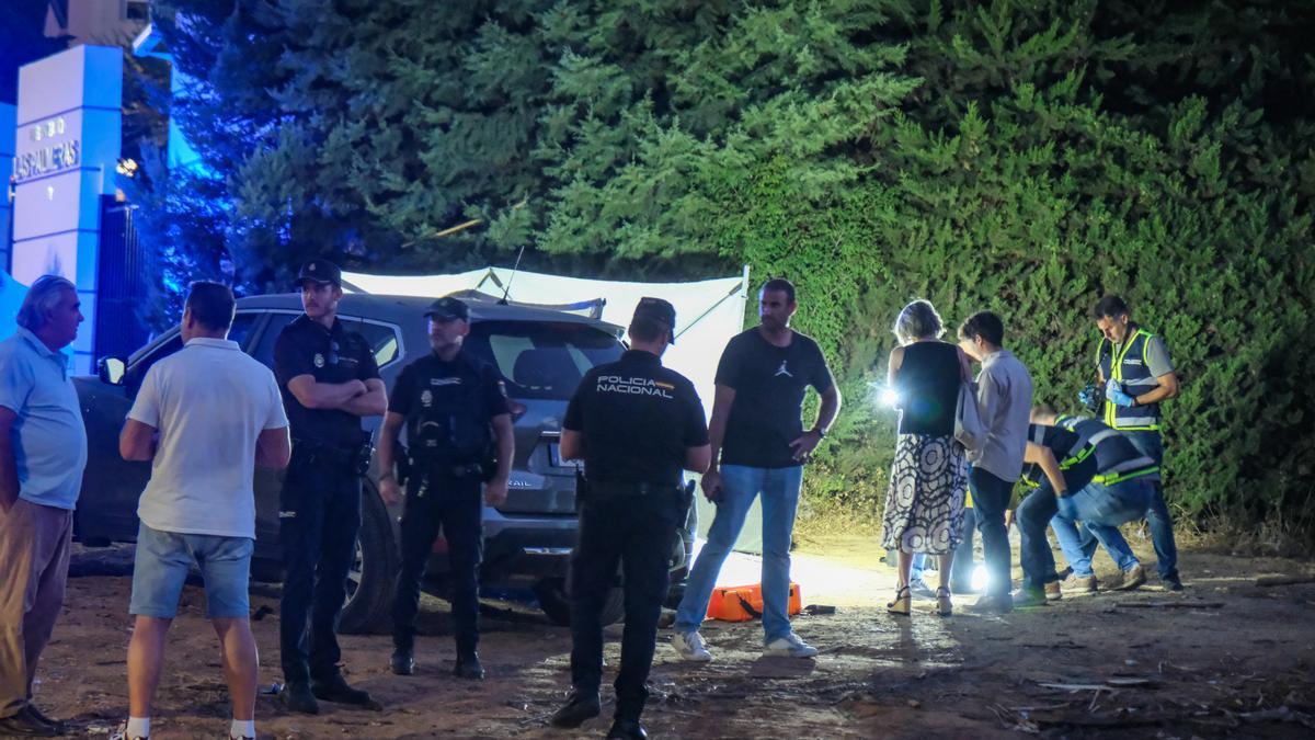 Agentes de la Policía Nacional y autoridades judiciales, este martes por la noche en el lugar de los hechos.