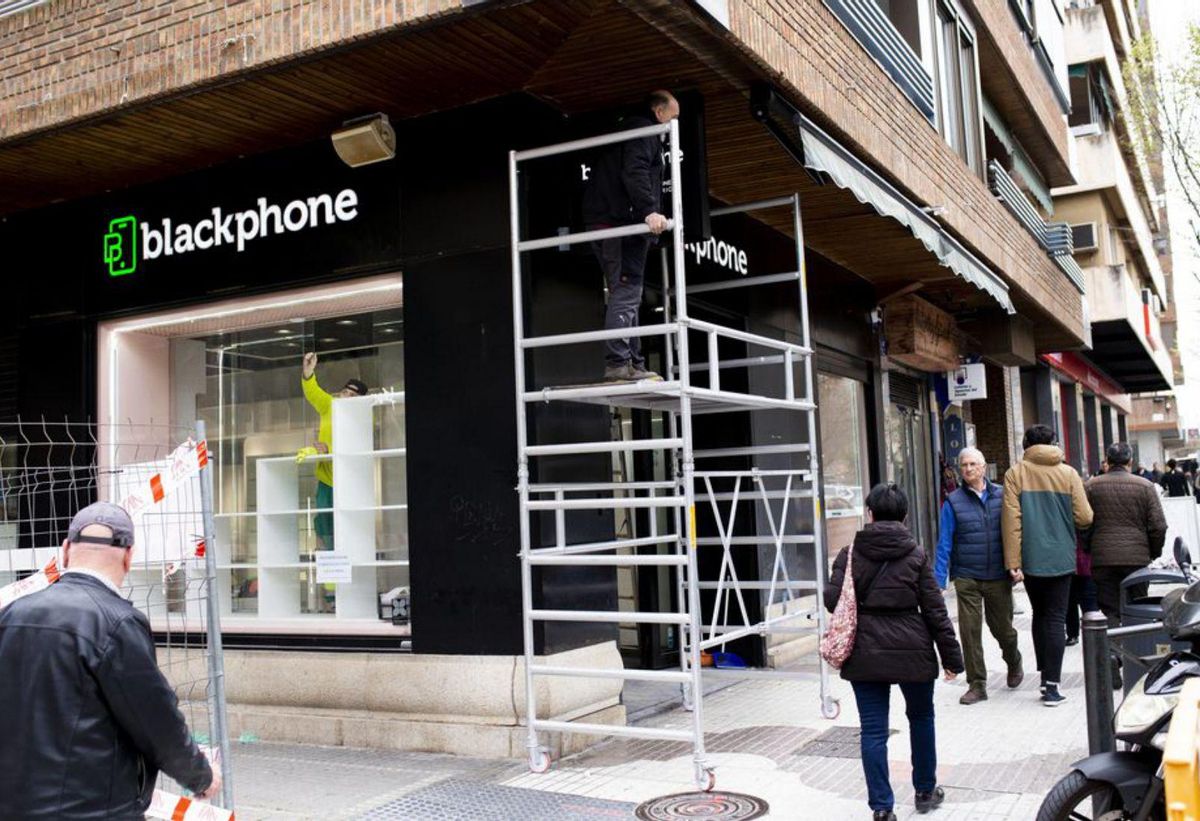 Blackphone prepara su desembarco en el Paseo de Cánovas.